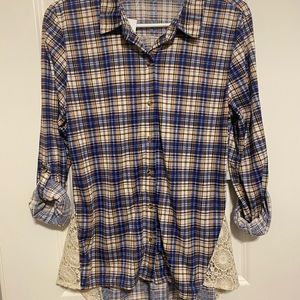 Button down, quarter linked sleeve blouse